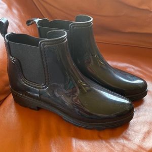 Fossil black slip on rubber boots.